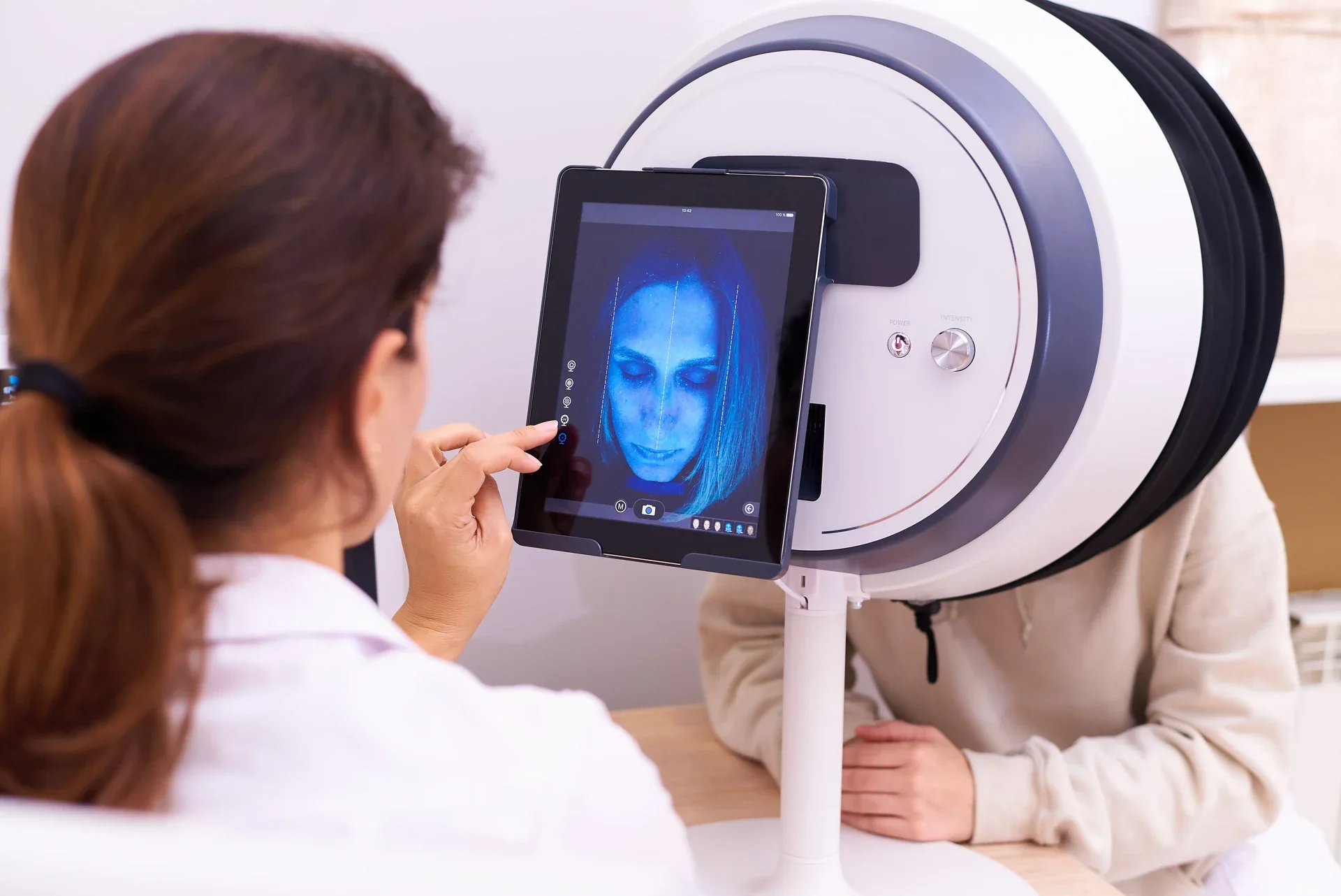 Skin analysis device displaying a facial scan.